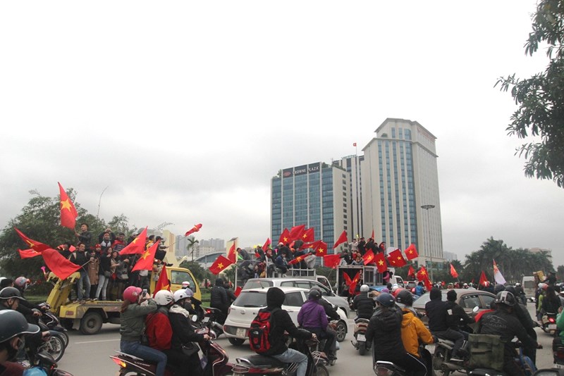 Xe cẩu, xe tải chở người hâm mộ đổ về khách sạn